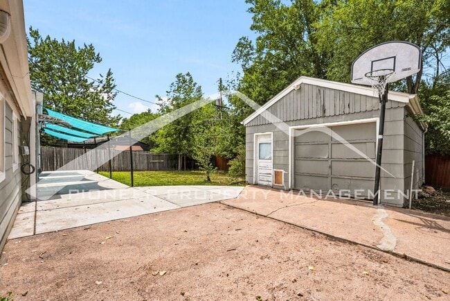 Building Photo - Spacious Home with Office and Fenced Yard