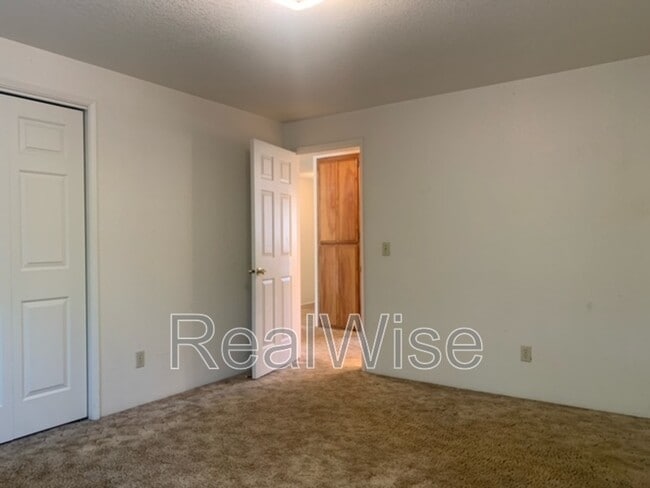 Building Photo - 1423 SW Kokanee Ln