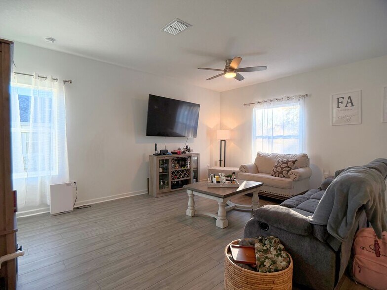 Building Photo - 3656 NE 30th Ter