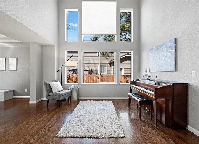 Building Photo - OMG this is a Stunning Large 5 BR House