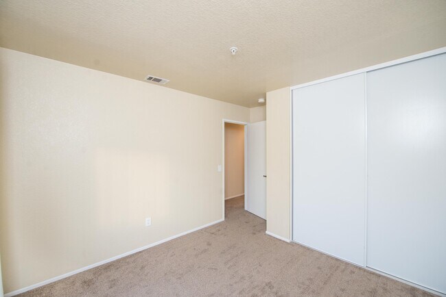 Building Photo - Beautiful Townhouse in the desirable Anaheim Packing District!