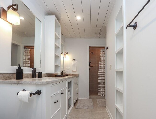 Building Photo - 5019 Village Green Way