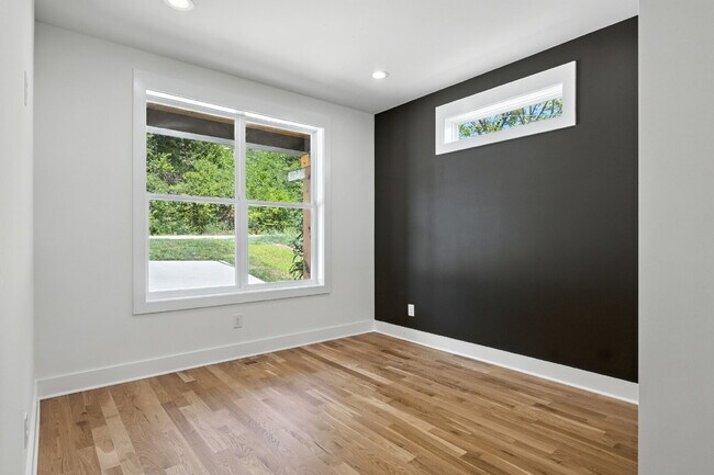 Building Photo - "Spacious 4-Bed, 4-Bath Gem in Nashville -...