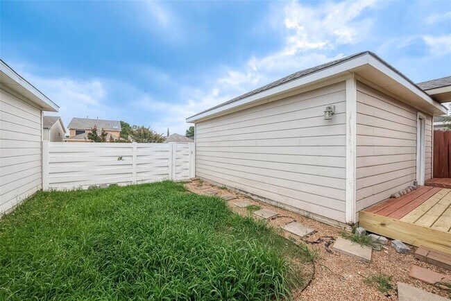 Building Photo - 20939 Young Meadows Way