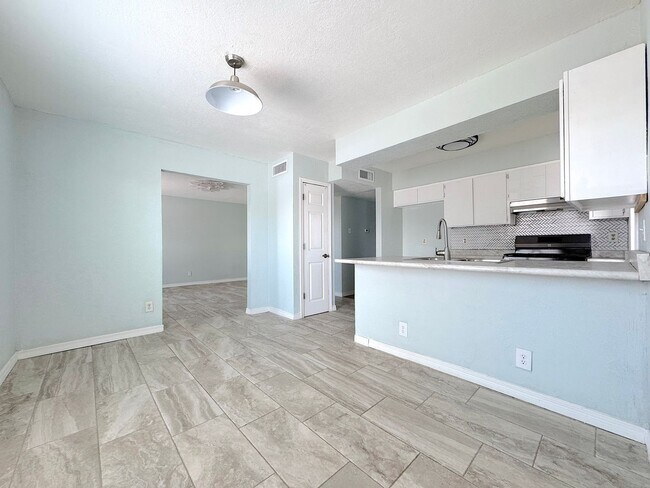 Building Photo - Northeast El Paso 4bed/3bath Refrig A/C w/...