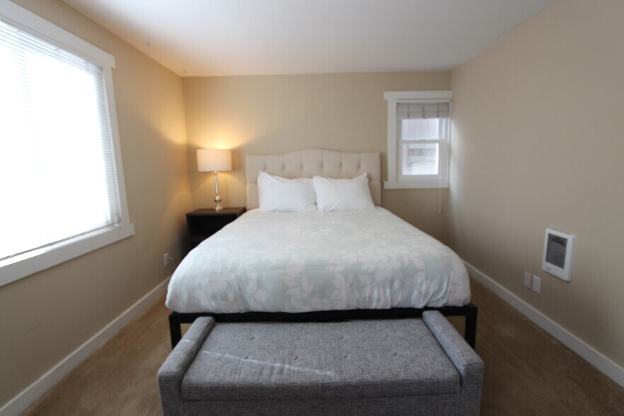 Building Photo - 806 Bayview Dr