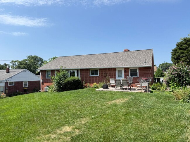 Building Photo - Well Maintained 2 Bedroom Ranch-style home - Full Size Basement!