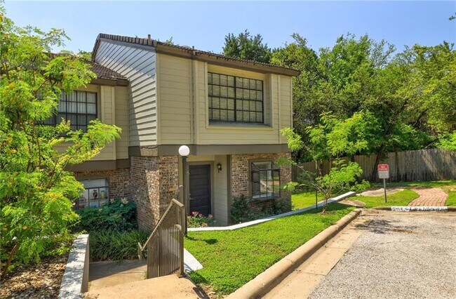 Building Photo - 1938 Holly Hill Dr