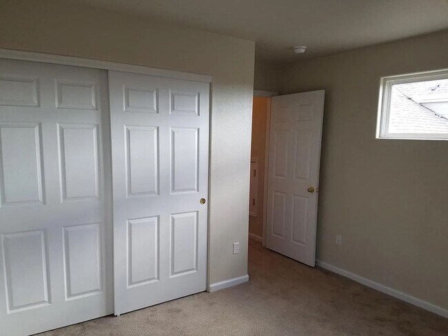 Building Photo - Lake Side Denver Townhome