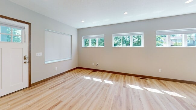 Building Photo - 6 bed 2 bath top unit !