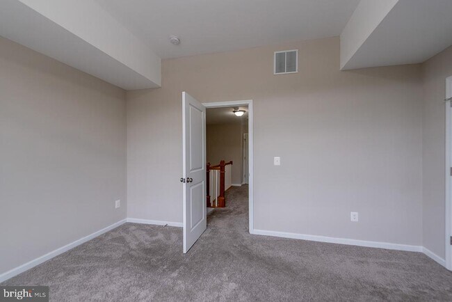 Building Photo - 102 Coralyrose Ct