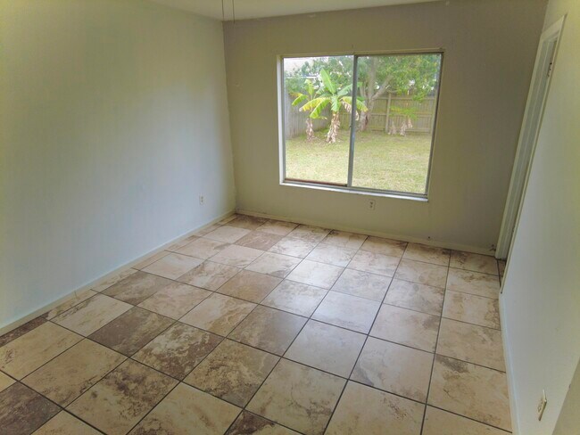 Building Photo - 1204 Linmoor Cir NE