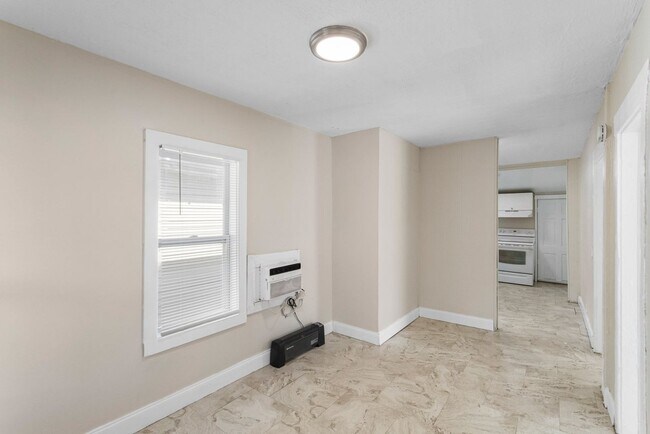 Building Photo - Cute 2bdrm/1bath house with large fenced y...