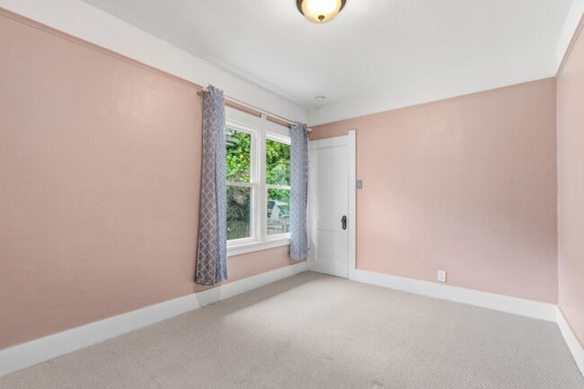 Building Photo - 4Bd/2Ba Seattle Home