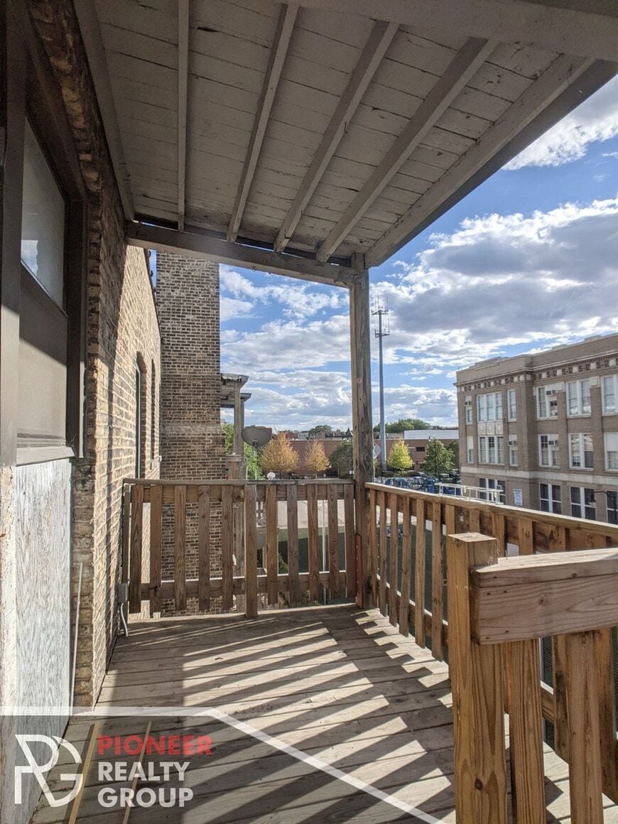 Building Photo - 824 W Waveland