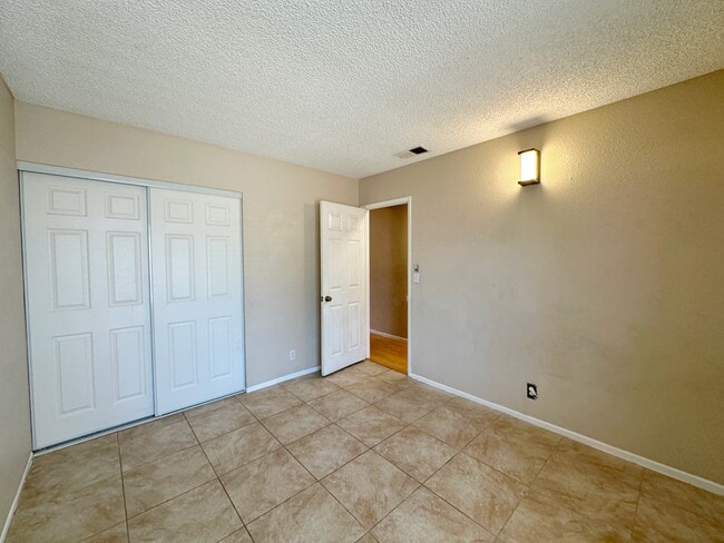 Building Photo - 2321 Valley Dr