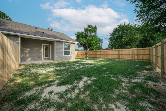 Building Photo - 1606 W 5th St