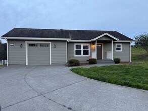 Building Photo - ~ Country Home ~ 2 Bedrooms & 2 Full Bathrooms with Attached Garage ~ Gated Community