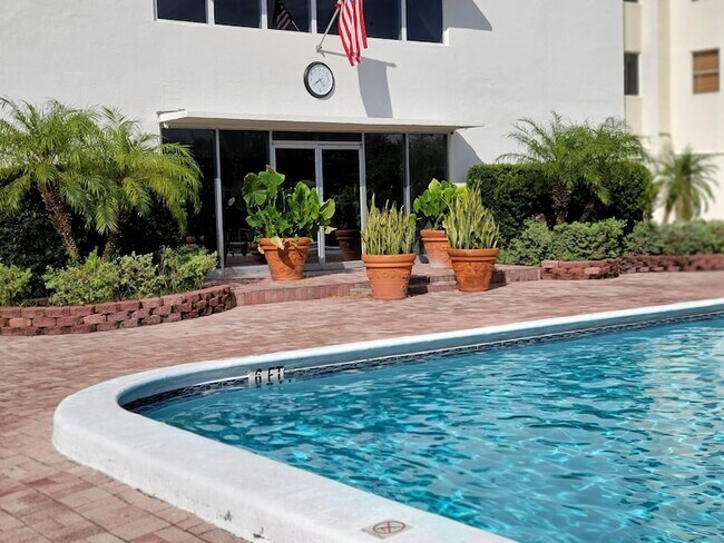 Building Photo - 401 Golden Isles Dr