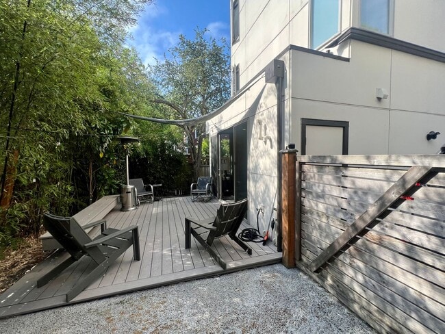 Building Photo - Ballard Townhome