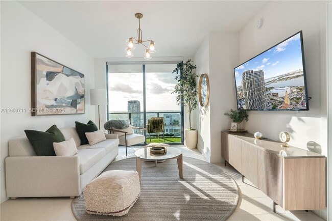 Building Photo - 601 NE 1st Ave