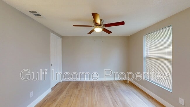 Building Photo - 2515 30th Ave Dr E