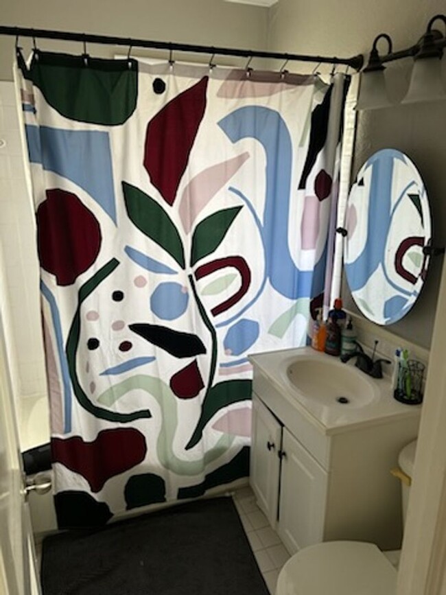 Building Photo - 2 bedroom 2 bath upstairs condo $1,100 per...