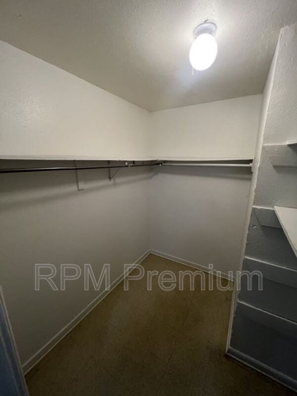 Building Photo - 2150 N Sherwood Forest Dr
