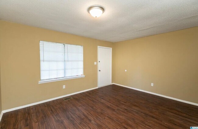 Building Photo - 4/2 Adamsville Home