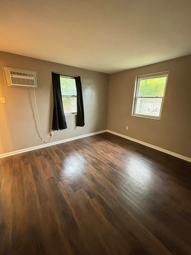 Building Photo - 117 Van Horne St