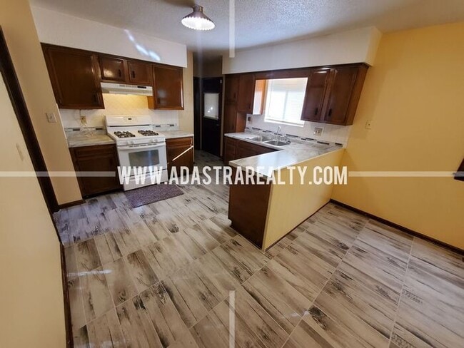 Building Photo - Very Nice Home in South KCMO-Available NOW!!