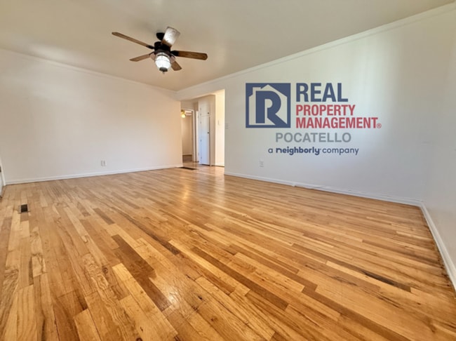 Building Photo - 4 Bedroom 2 bath House - Dog friendly