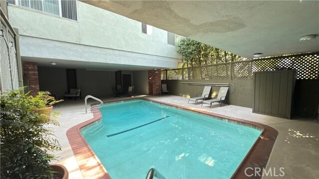 Building Photo - 532 N Rossmore Ave