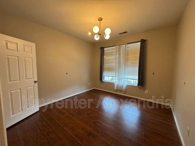 Building Photo - 2561 Eastbourne Dr