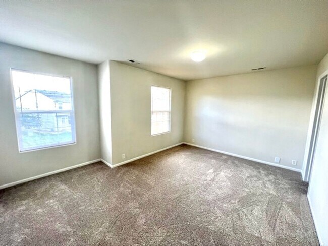 Building Photo - Centrally Located Townhouse Available!
