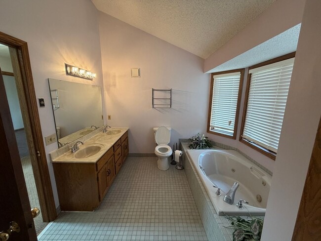 Building Photo - Beautiful 5 Bedroom 3 Bath Home for Rent in Lakeville!! Available NOW!