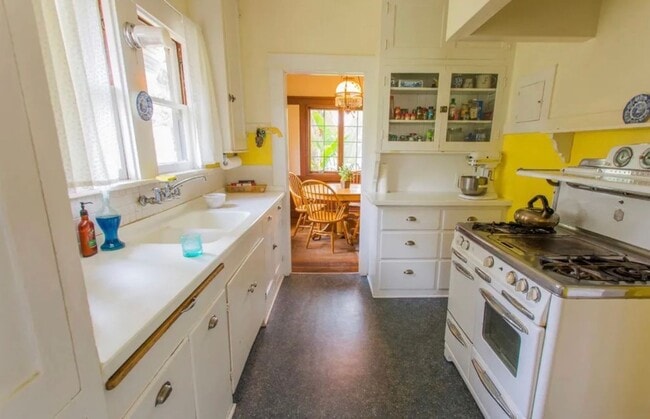 Building Photo - Beautiful Southside Los Banos Rental