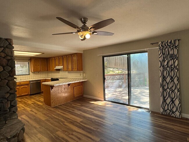 Building Photo - 3 Bedroom 2 Bath Home with Bonus Room larg...
