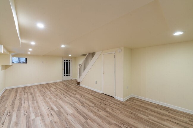 Building Photo - 3-Bedroom, 2-Bathroom in Brewers Hill