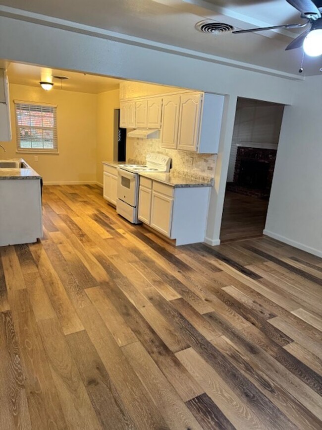 Building Photo - 4 Bedrooms in South Redding- Available for...