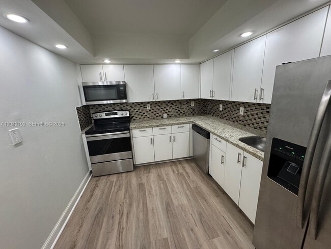 Building Photo - 800 Parkview Dr