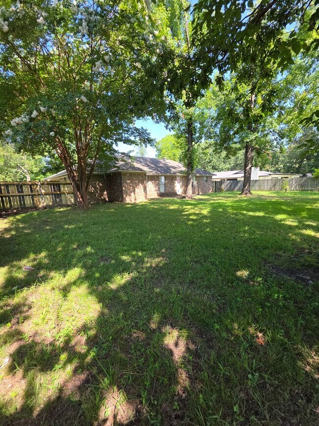 Building Photo - 619 Resimont Dr
