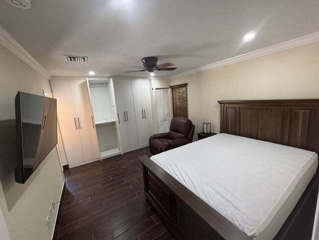 Building Photo - 1257 SE Airoso Blvd