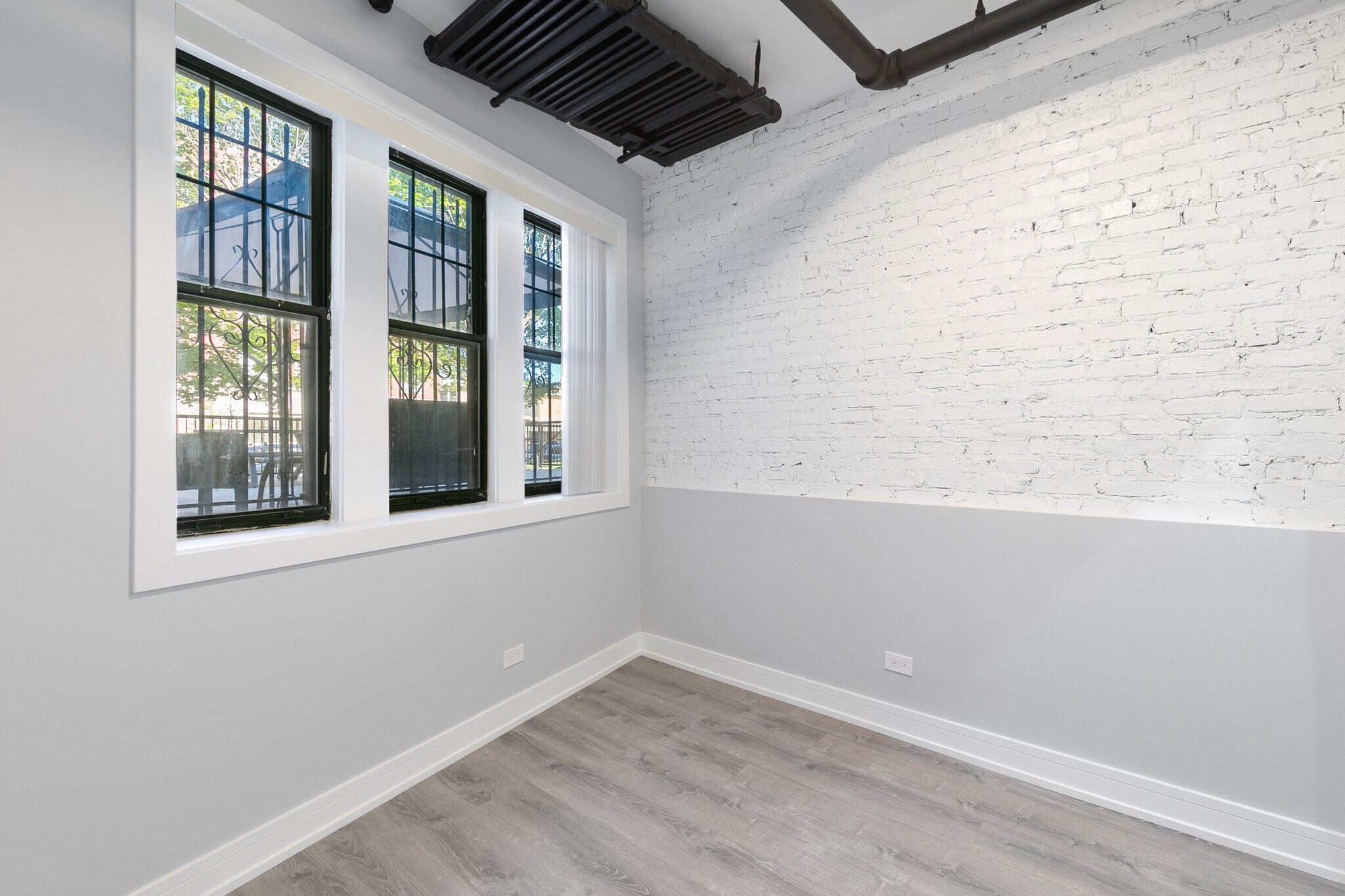 Building Photo - 7616 N Eastlake Ter