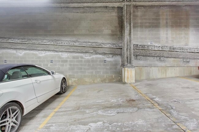 Building Photo - 1720 Oak Ave