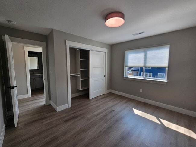 Building Photo - Brand New Townhome