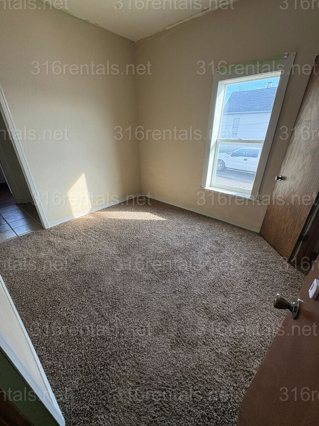 Building Photo - $775 - 2 bed 2 bath - Single Family Home