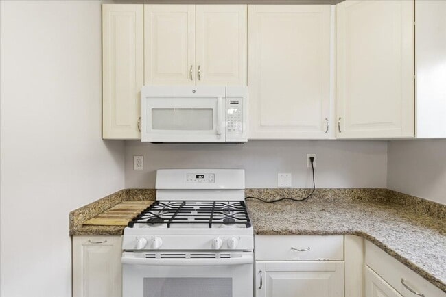 Building Photo - Condo in Parkfairfax community