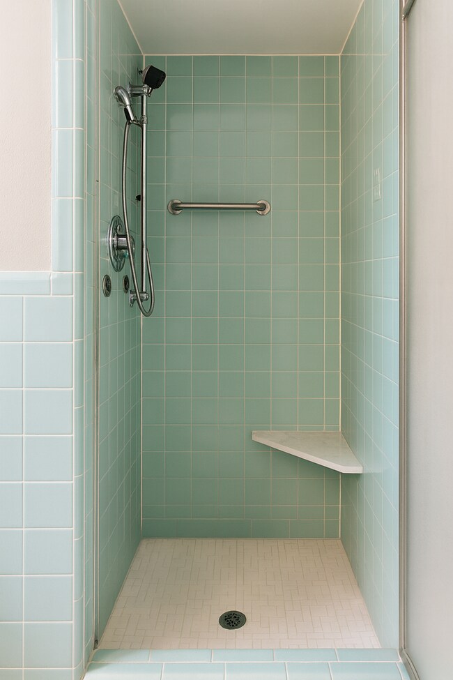 Building Photo - Best located house in West Campus, 6 large bedrooms open floorplan.