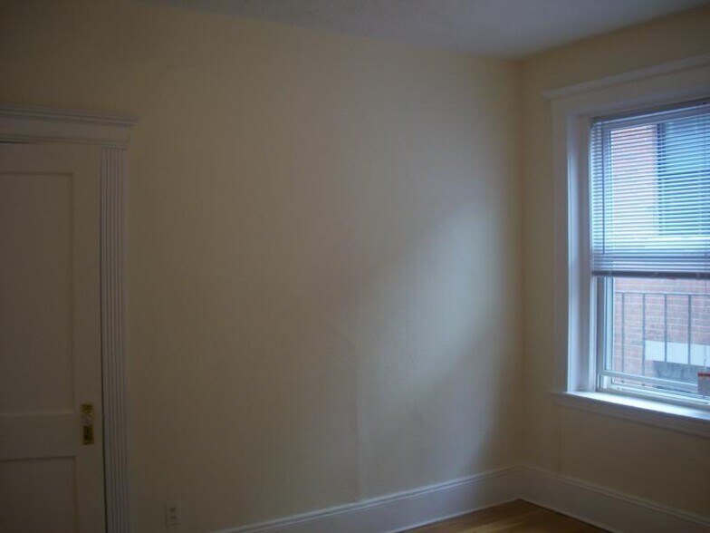 Building Photo - 463 Park Dr